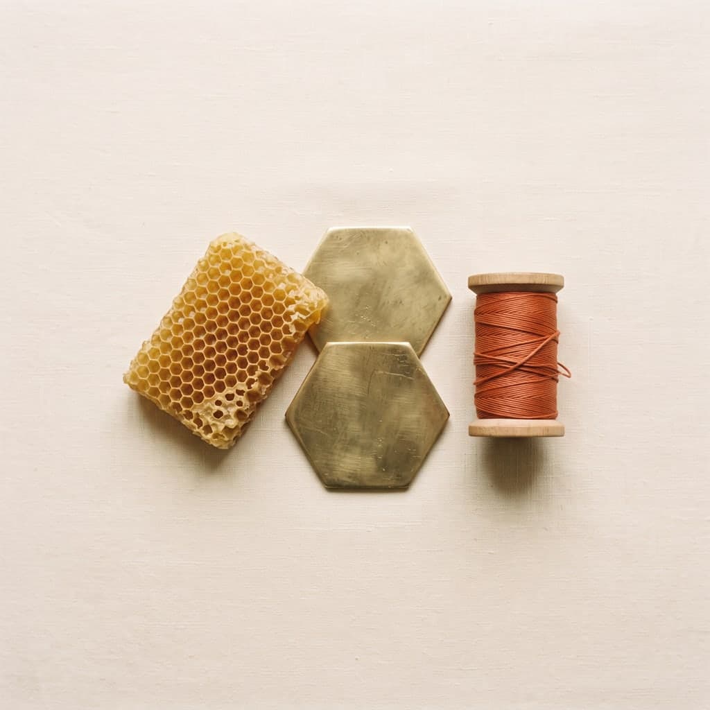Rayon de miel doré, tuiles de laiton hexagonales et bobine de fil terre cuite